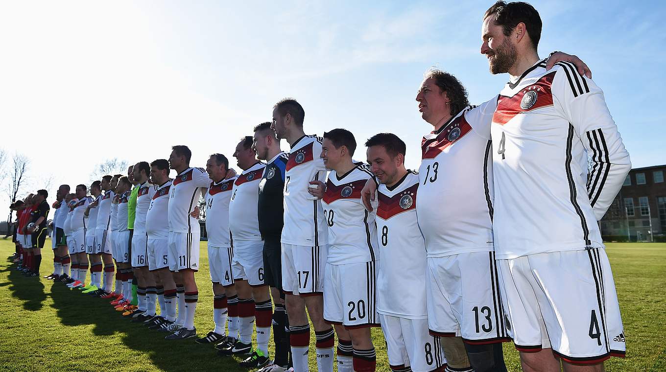 Aufstellung: Das deutsche Team beim Abspielen der Hymne © 2016 Getty Images
