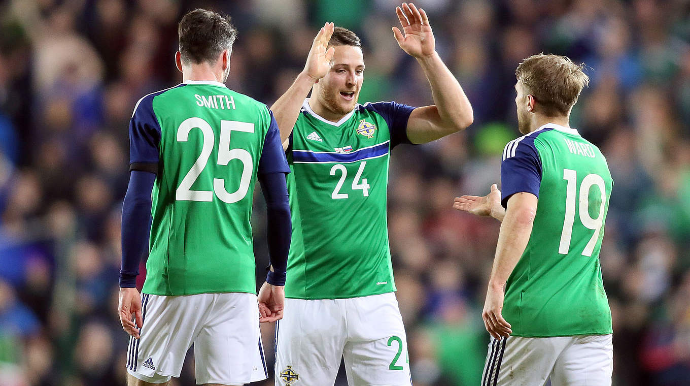 Erfolgserlebnis für Nordirland: Conor Washington (M.) trifft zum 1:0 gegen Slowenien © 2016 Getty Images