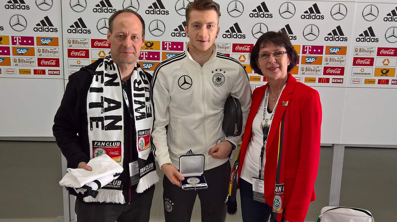 Reus was presented with the award by two fan-club members © Fan Club
