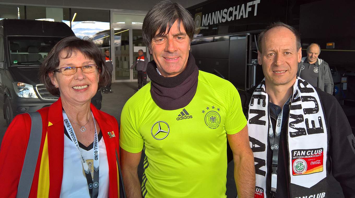 Andenken: Jutta Kraas und Wolfgang Engelhard erhalten ihr Foto mit Joachim Löw © Fan Club