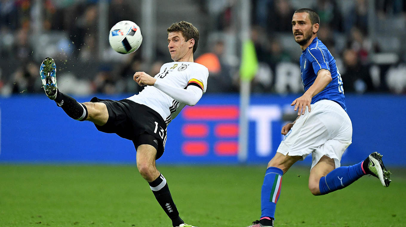 Artistischer Einsatz: Kapitän Thomas Müller (l.) bereitet in Halbzeit eins beide Tore vor © 2016 Getty Images