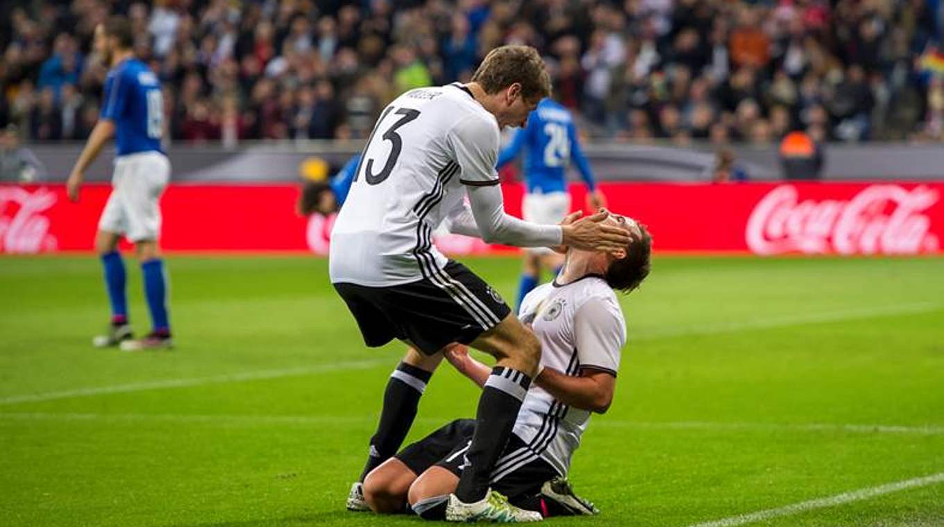 Müller playfully slaps teammate Götze: "He was lying there, so I just went for him" © 