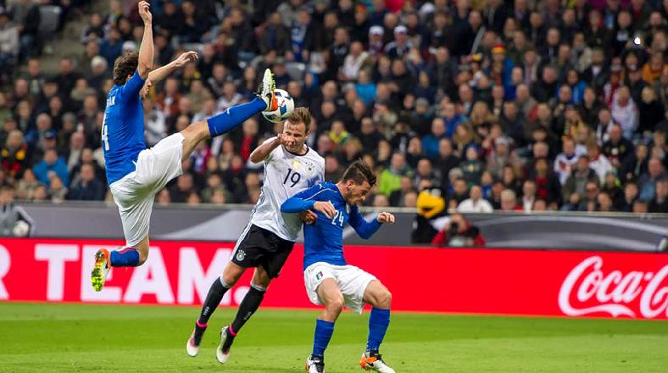 Das 2:0 in München: Götze (M.) setzt sich gegen zwei Gegenspieler durch und trifft © GES