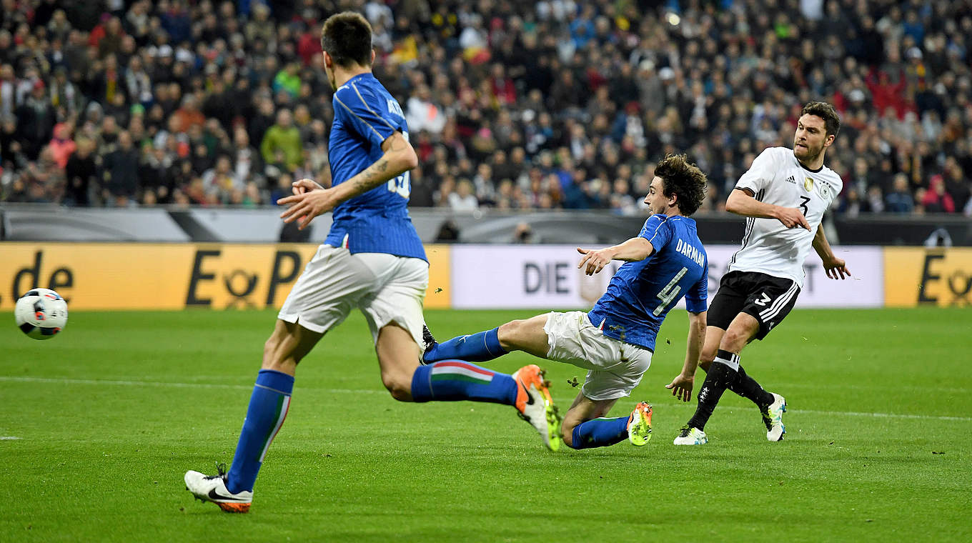 Erstes Tor im DFB-Dress: Jonas Hector (r.) erzielt das 3:0 für Deutschland © 2016 Getty Images