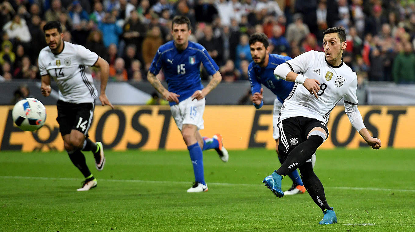 Quotenbringer für die ARD: Elfmeterschütze Mesut Özil (r.) und die Nationalmannschaft © 2016 Getty Images