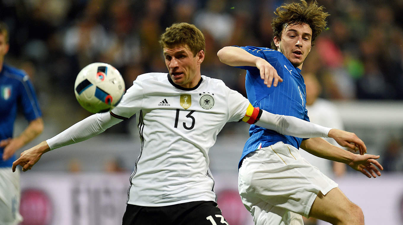 Müller (l.): "Es war für mich schön, die Binde zu tragen - gerade zu Hause in München" © PATRIK STOLLARZ/AFP/Getty Images