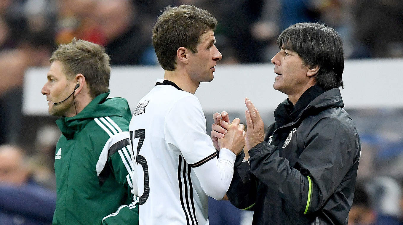 Müller mit Löw (r.): "Jetzt können wir ohne viel Druck Richtung EM-Vorbereitung gehen" © 2016 Getty Images