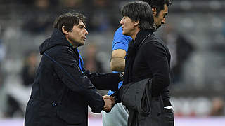 Conte (l.) gratuliert Löw: 