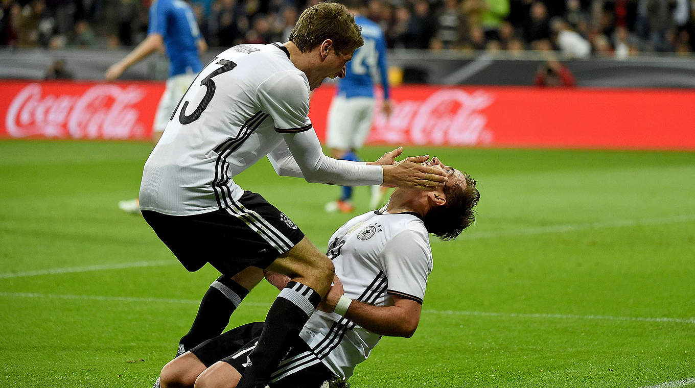 Müller (l.) watscht Kollege Götze ab: "Er lag da - und dann habe ich ihn mir geschnappt" © imago/Jan Huebner