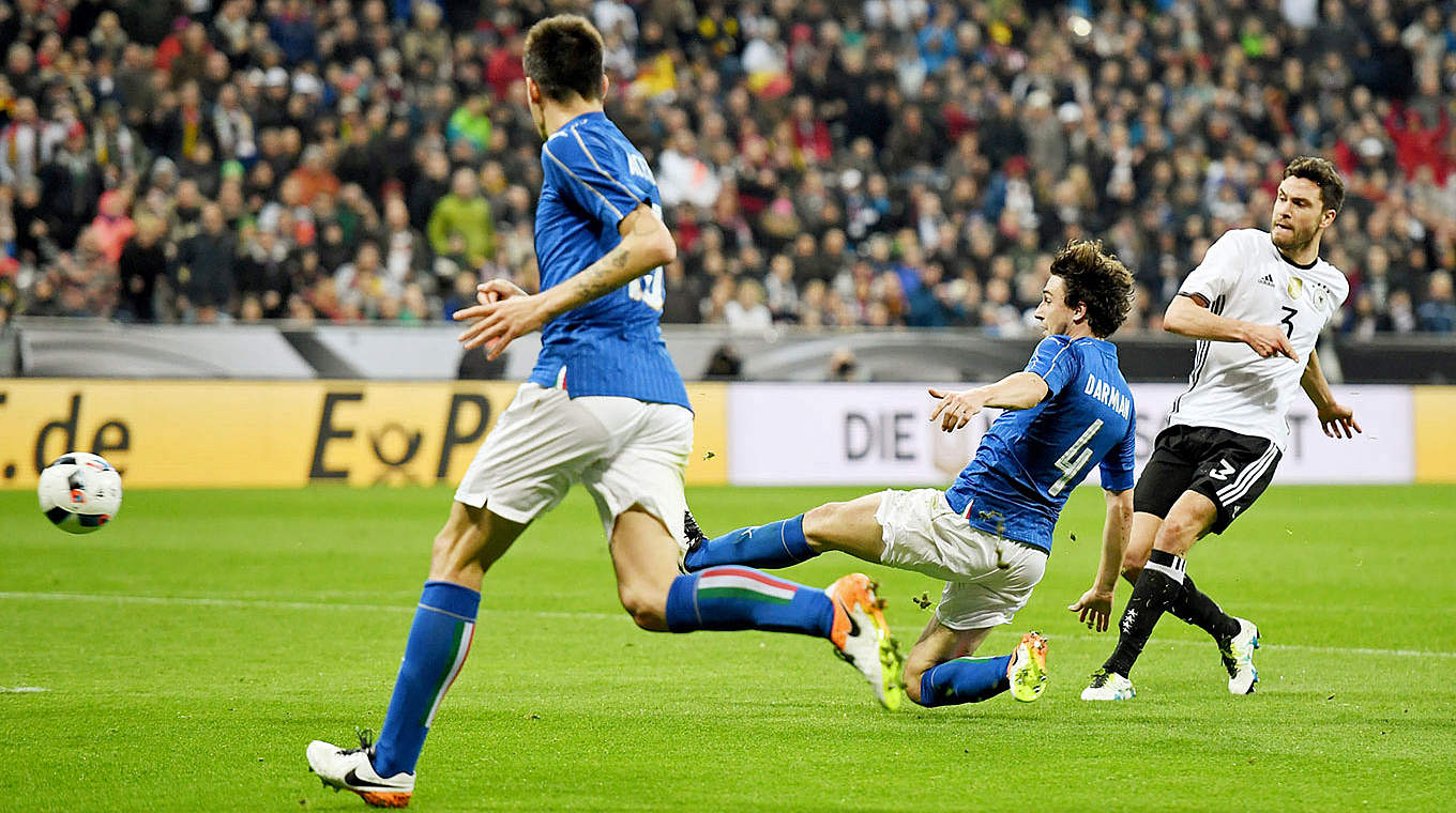 Sein erstes Länderspieltor: Jonas Hector (r.) trifft am 29. März zum 3:0 gegen Italien © 2016 Getty Images