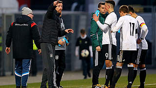 Deutschland - Slowakei 5:1 (2:1): U 17-Coach Meikel Schönweitz (l.) gibt seinen Spielern Anweisungen © 2016 Getty Images