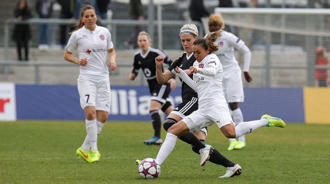 Rosengards Superstar: Weltfußballerin Marta (r.) im Duell mit Schmidt © Jan Kuppert