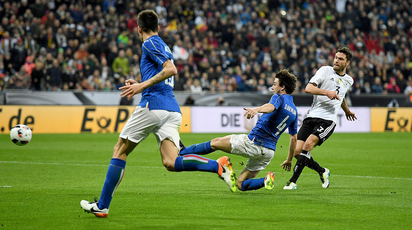 Erzielte beim 4:1 im letzten Italien-Duell sein erstes Länderspieltor: Jonas Hector (r.) © 2016 Getty Images