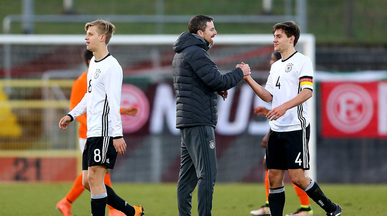 Schönweitz (M.) mit Kapitän Baack (r.): "Die Leistung spricht für den Charakter des Teams" © 2016 Getty Images
