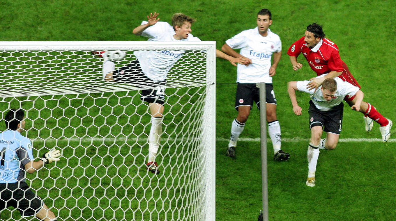 Pizarro's winning goal in Bayern's 1-0 win over Frankfurt in the 2006 DFB Cup final © imago