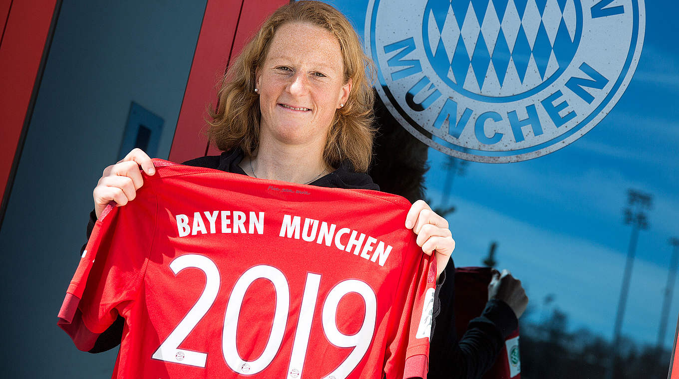 Behringer: "Ich bin stolz und glücklich, dass ich auch in Zukunft bei Bayern spielen werde" © FC Bayern München