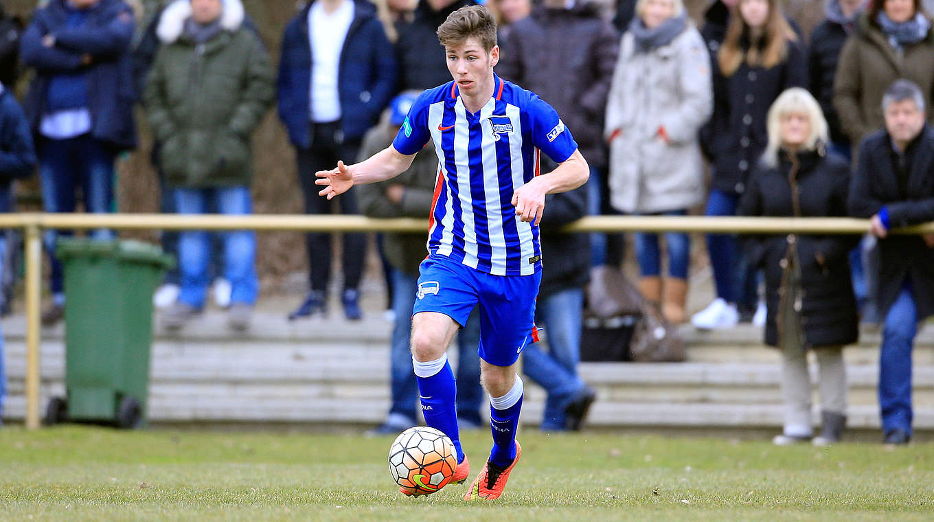 Erzielt die Berliner Führung: der 19 Jahre alte Hertha-Mittelfeldspieler Leon Jensen © 2016 Getty Images