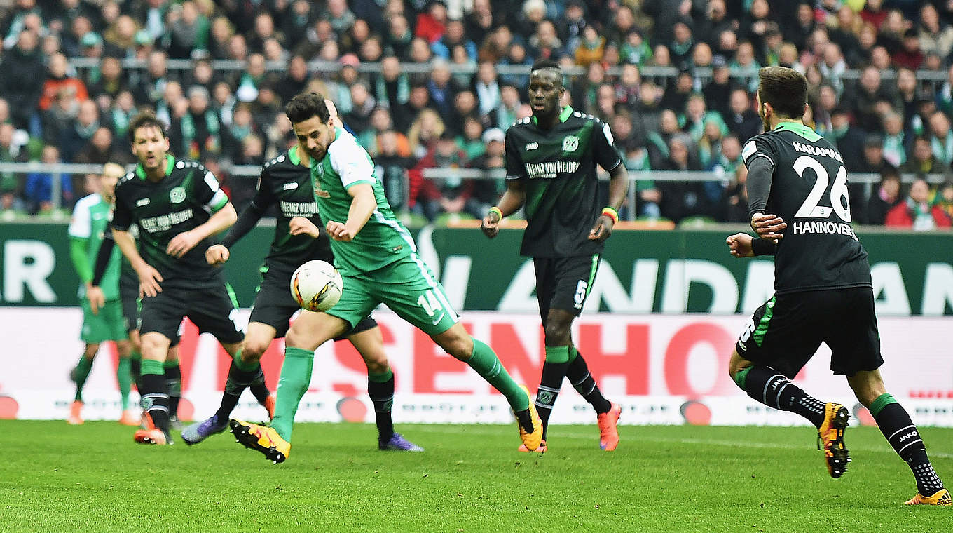 Eingenetzt: Bremens Routinier Claudio Pizarro (3.v.r) trifft zum 2:0 gegen Hannover © Getty Images
