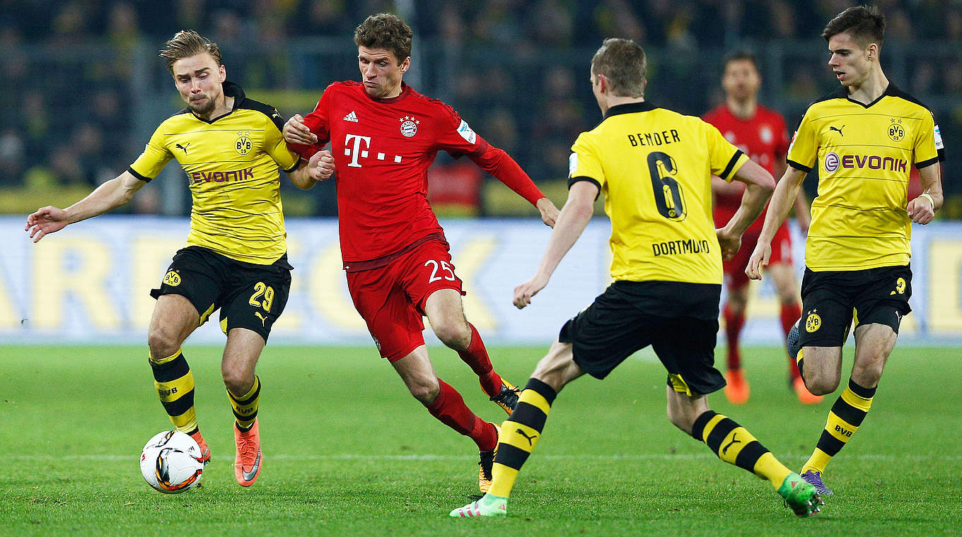 Kein Sieger im Topspiel: Marcel Schmelzer (l.) gegen Bayerns Thomas Müller (2.v.l.) © Getty Images