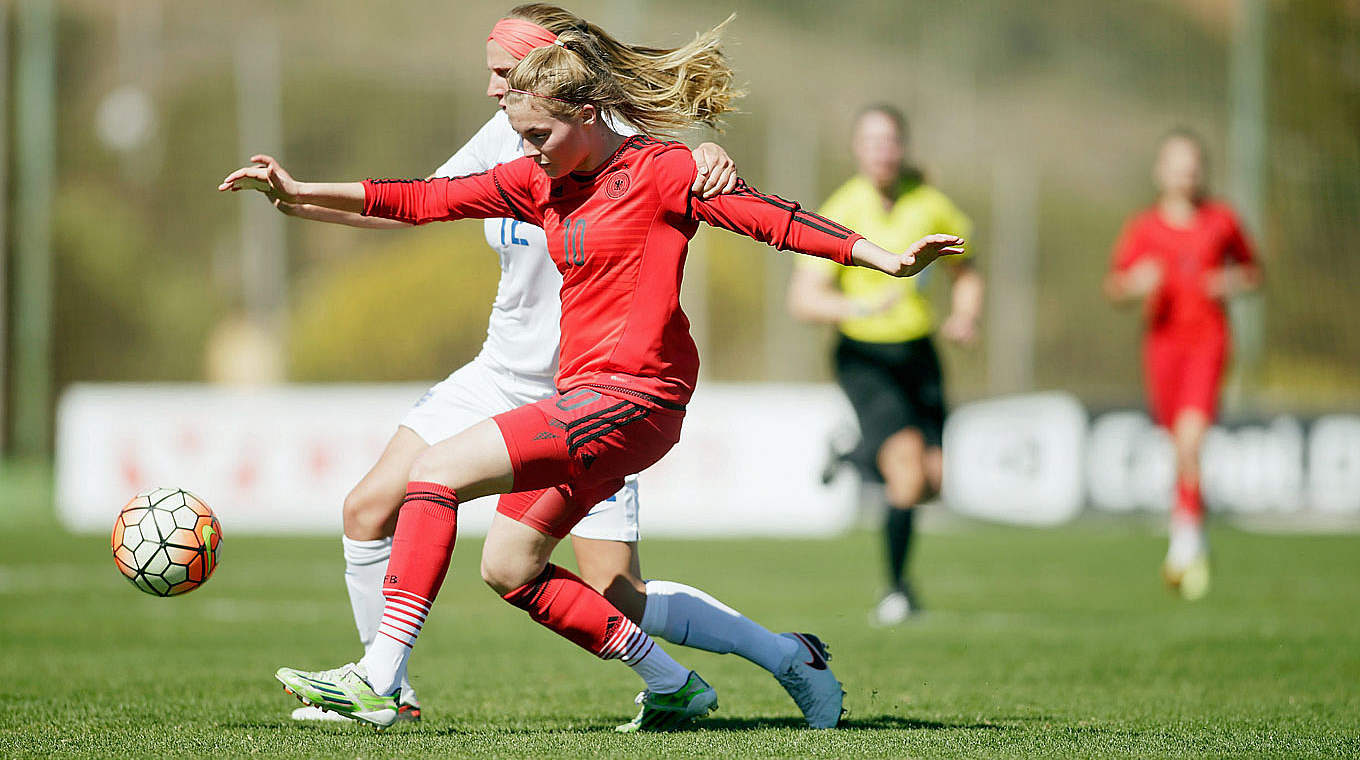 Zweites Turnierspiel in La Manga: Laura Freigang (v.) und die U 20-Frauen gegen Norwegen © Getty Images