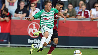 Kampf um den Ball ohne Sieger: Greuther Fürth gegen Nürnberg © imago