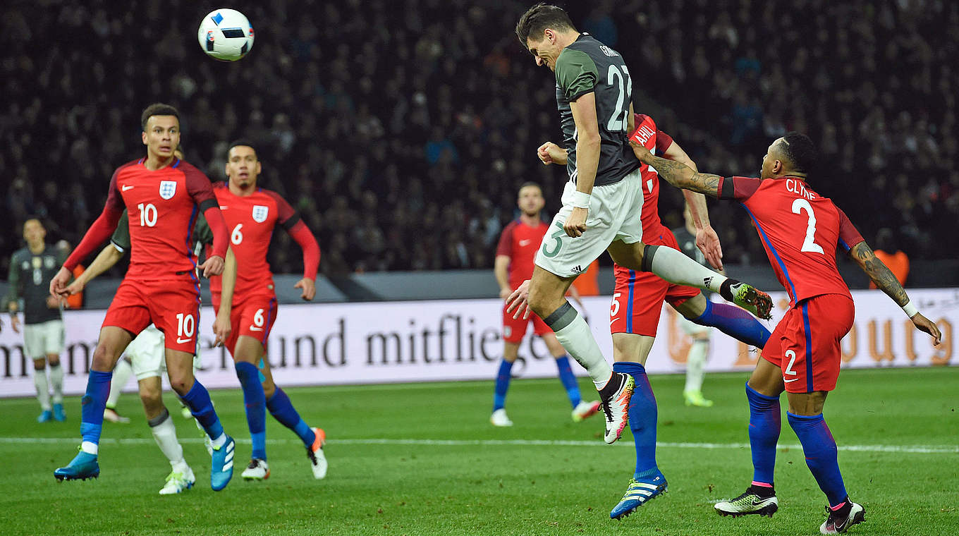 Eingenickt: Mario Gomez (2.v.r.) trifft per Kopf zum 2:0 © AFP/Getty Images