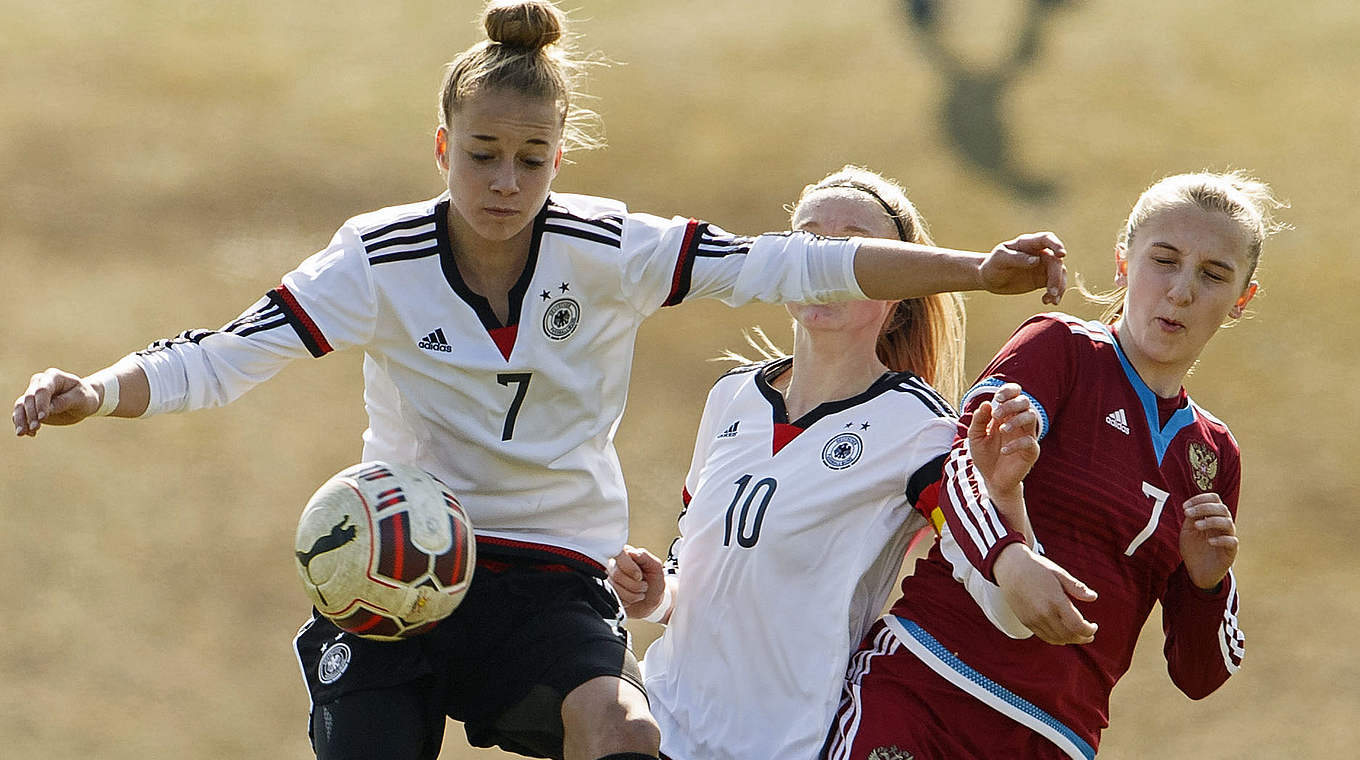 Torschützin auch gegen Russland: Mittelfeldspielerin Giulia Gwinn (l.) vom SC Freiburg © Getty Images