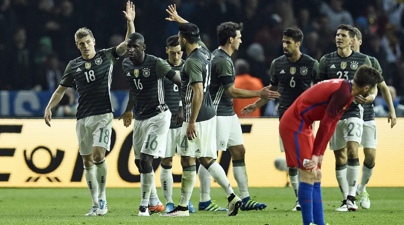 Jubel um den Torschützen: Toni Kroos (l.) nimmt die Glückwünsche entgegen © AFP/Getty Images