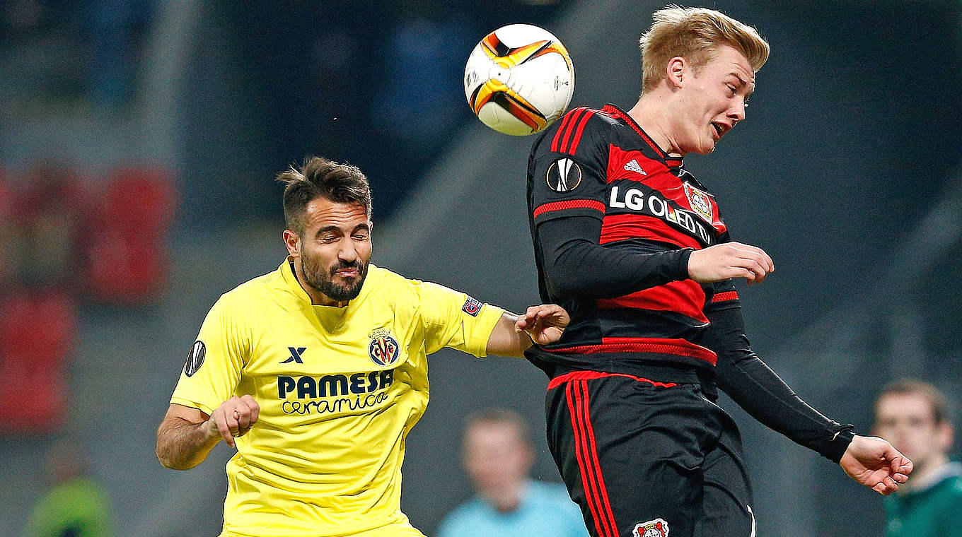 Kampf um den Ball: Leverkusens Julian Brandt (r.) © Getty Images