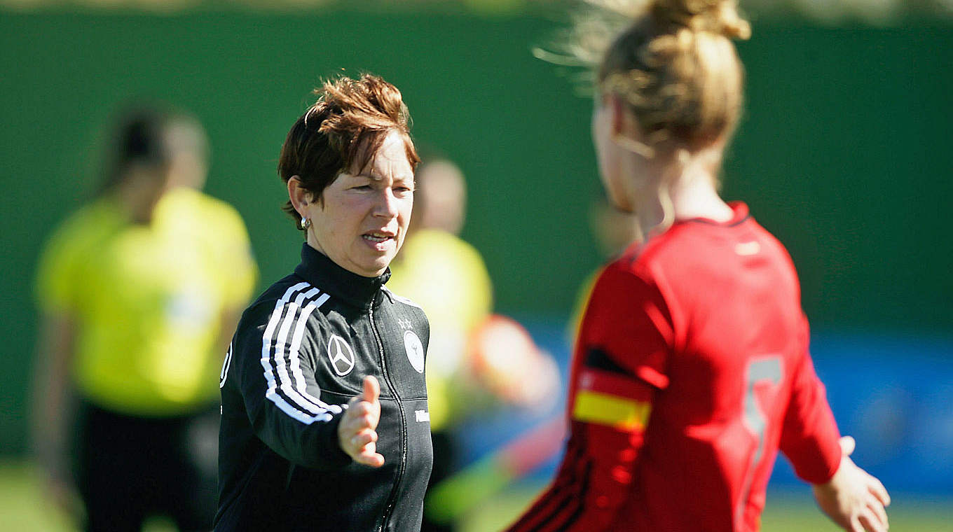 "Enges Spiel gegen Norwegen": Kapitänin Rebecca Knaak mit Coach Maren Meinert (l.) © Getty Images