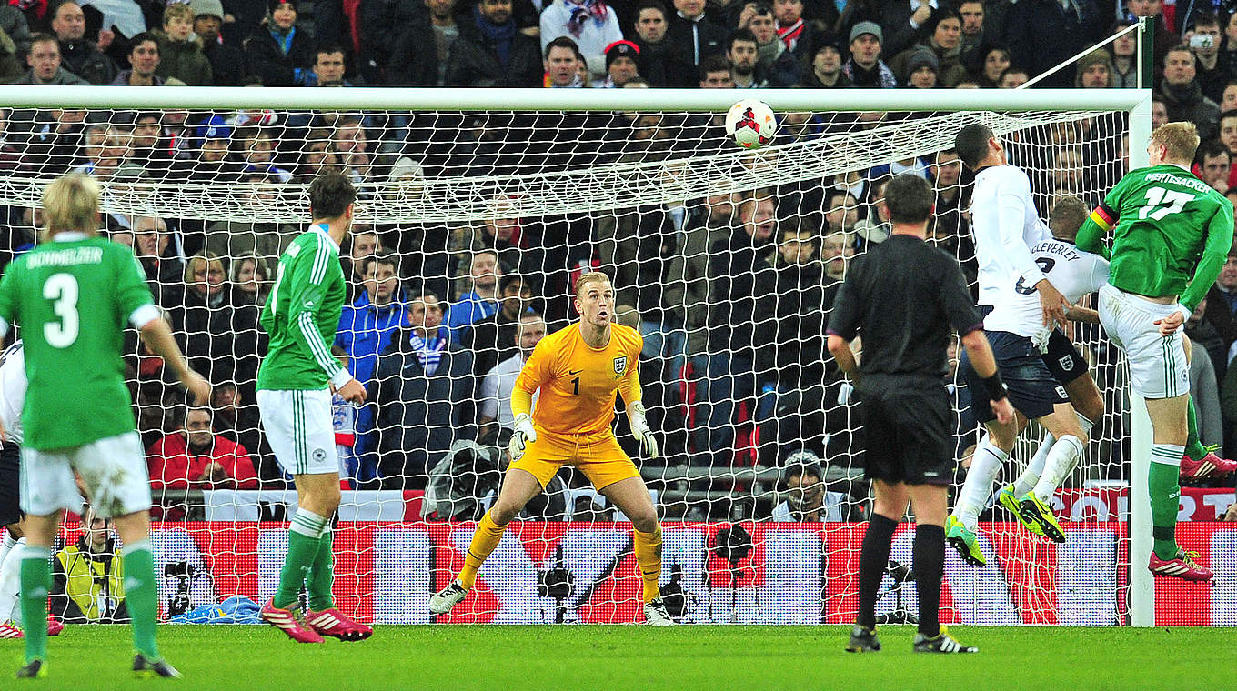 Siegtor im letzten Duell 2013: Mertesacker (r.) köpft im Wembleystadion wuchtig ein © AFP/Getty Images