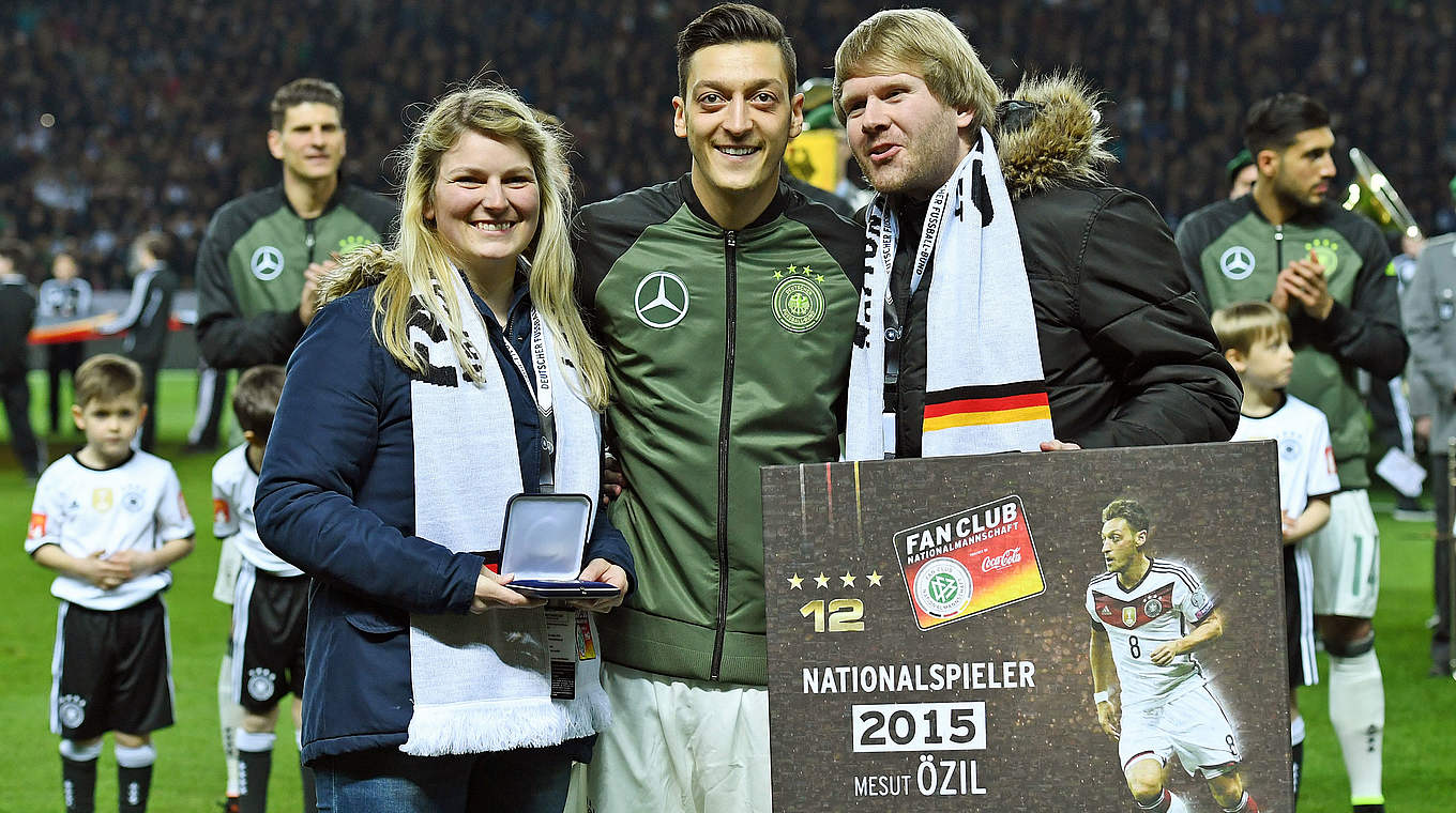 Ausgezeichnet: Özil (M.) nimmt den Preis von Lena Kleiner und Tobias Obitz entgegen © Getty Images