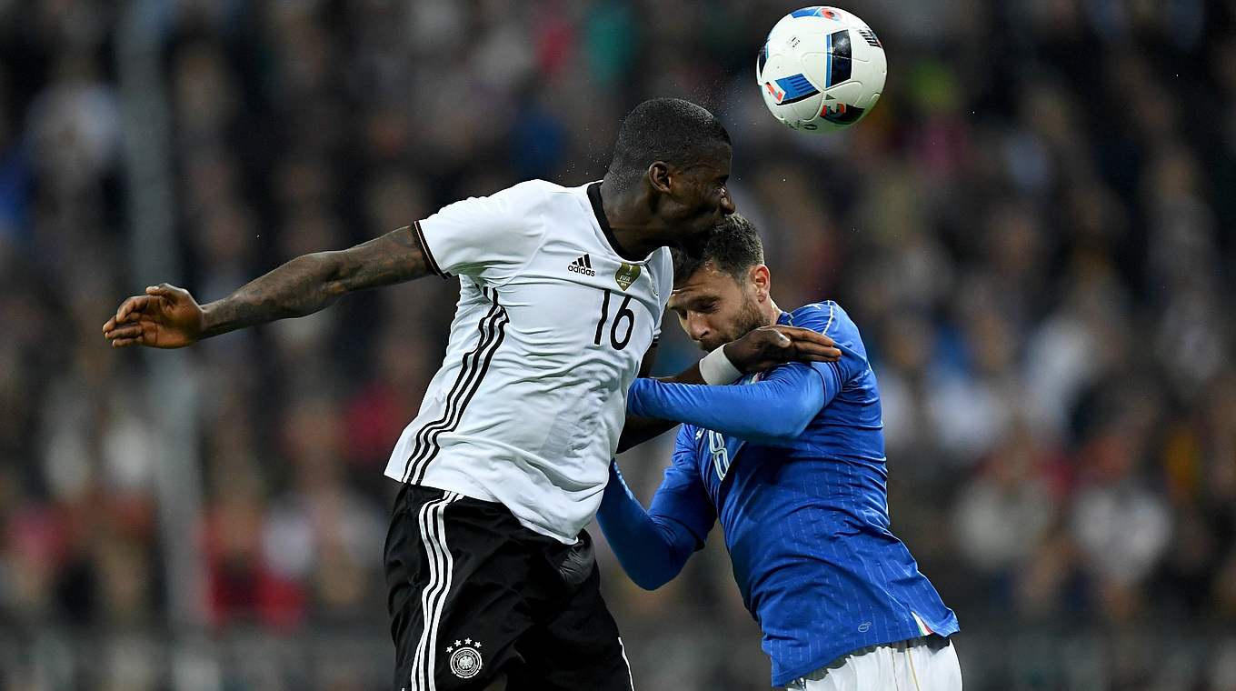 Resolut im Zweikampf: Antonio Rüdiger (l.) © Getty Images