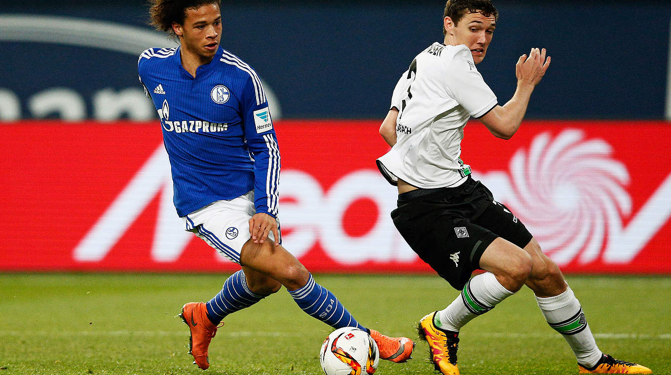Schalkes 1:0 in der Entstehung: Leroy Sané (l.) umspielt Andreas Christensen © Getty Images