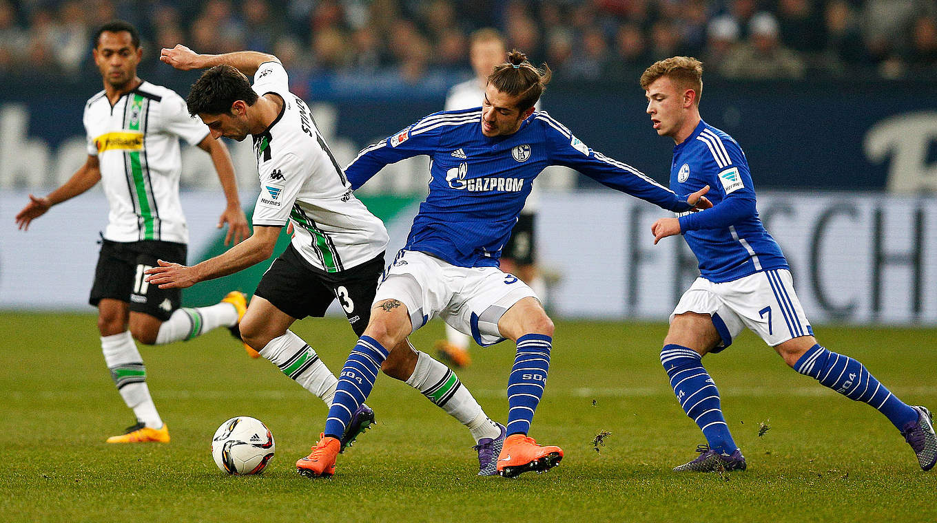 Duell um den Ball: Schalkes Neustädter (2.v.r.) gegen Gladbachs Stindl (3.v.r.) © Getty Images
