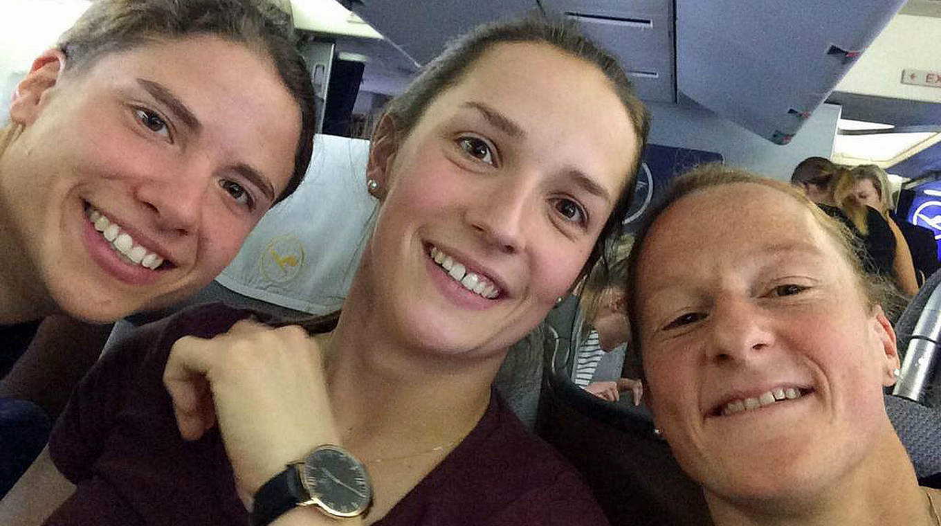 Selfie aus dem Flugzeug: Krahn, Benkarth und Behringer (v.l.) auf dem Weg nach Florida © Twitter/annike_krahn
