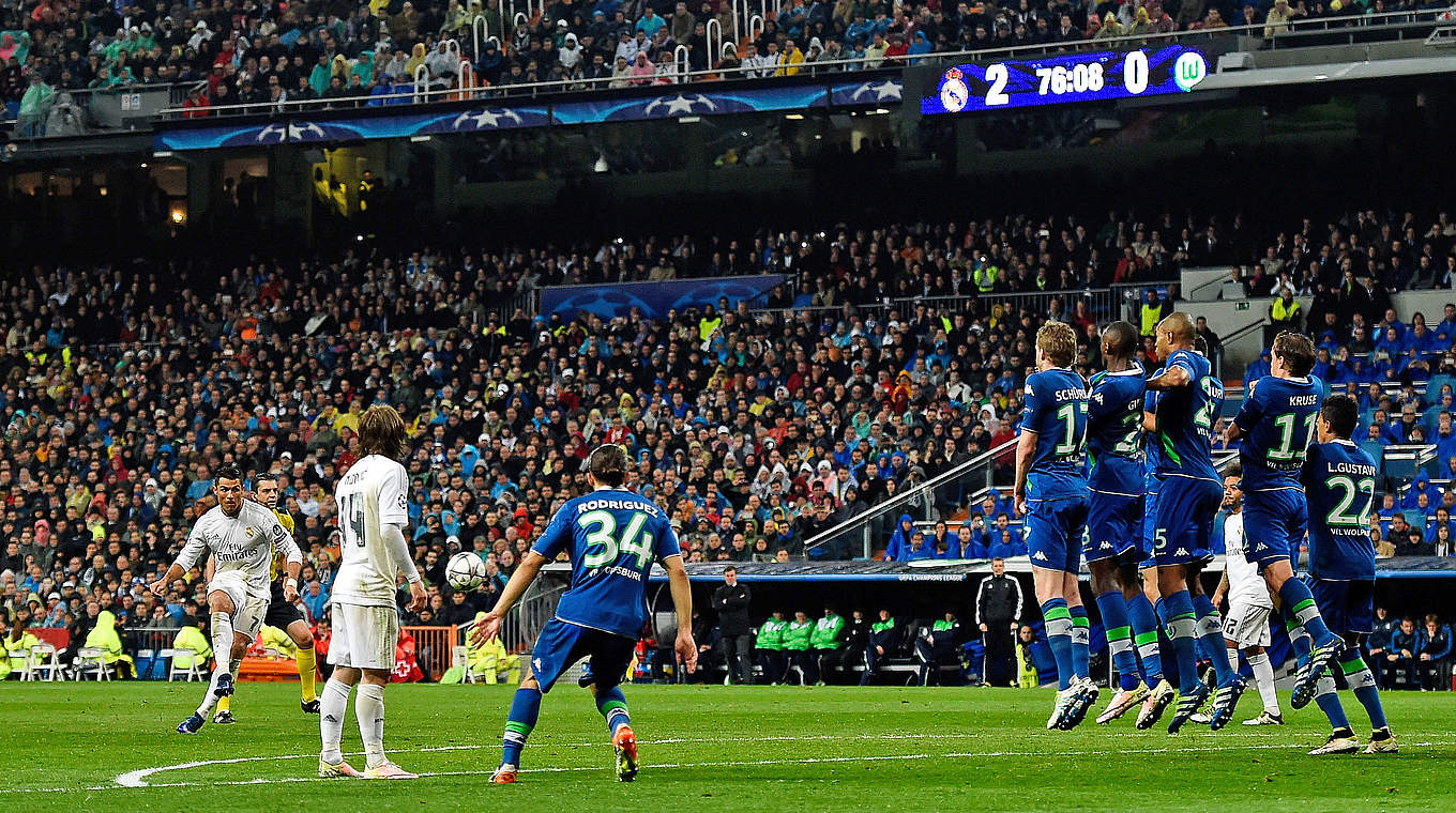 Die entscheidende Szene: Cristiano Ronaldo schießt einen Freistoß durch die Mauer in das Wolfsburger Tor zur 3:0-Führung und gleichbedeutendem Endstand.  © 2016 Getty Images