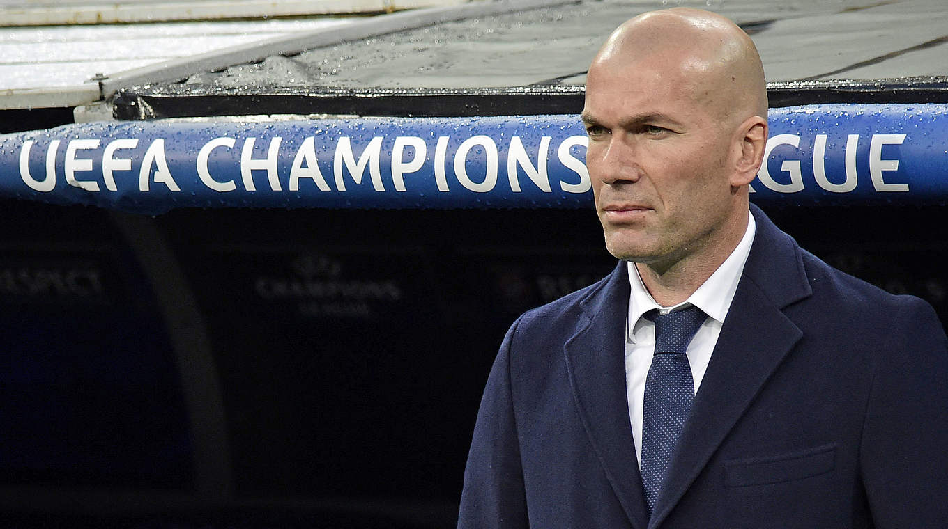 Reals Trainer Zinedine Zidane beobachtet das Spielgeschehen von der Seitenlinie aus. © 
