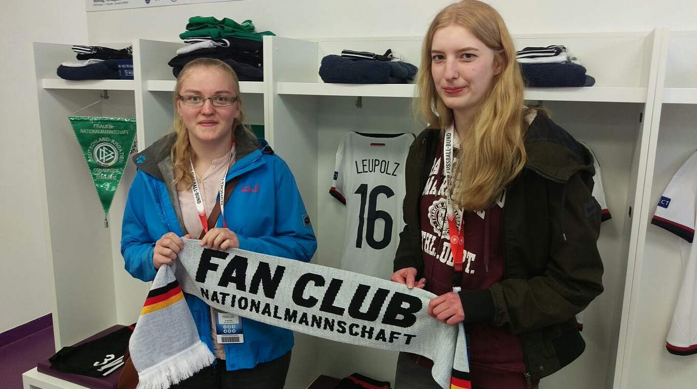 Wahnsinnsgefühl: Nina Enneking und Verena Töpker in der Kabine der DFB-Frauen © Fan Club
