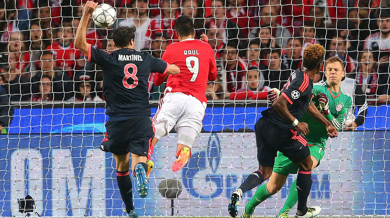 Bringt Benfica in Führung: Jimenez (2.v.l.) köpft zum 1:0 ein © 2016 Getty Images