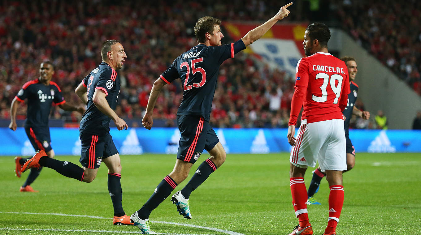 Bringt den FCB mit 2:1 in Führung: Weltmeister Thomas Müller (2.v.r.) © 2016 Getty Images