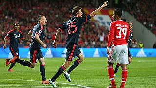 Bringt den FCB mit 2:1 in Führung: Weltmeister Thomas Müller (2.v.r.) © 2016 Getty Images