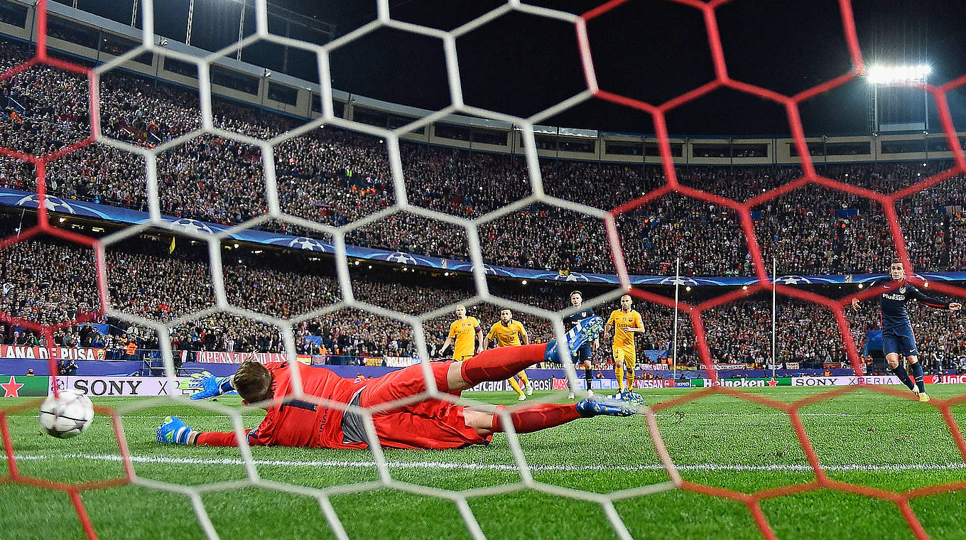 In der 88. Minute war der Franzose dann auch vom Punkt erfolgreich. Nach Handspiel von Iniesta entschied der Schiedsrichter auf Strafstoß. © 2016 Getty Images