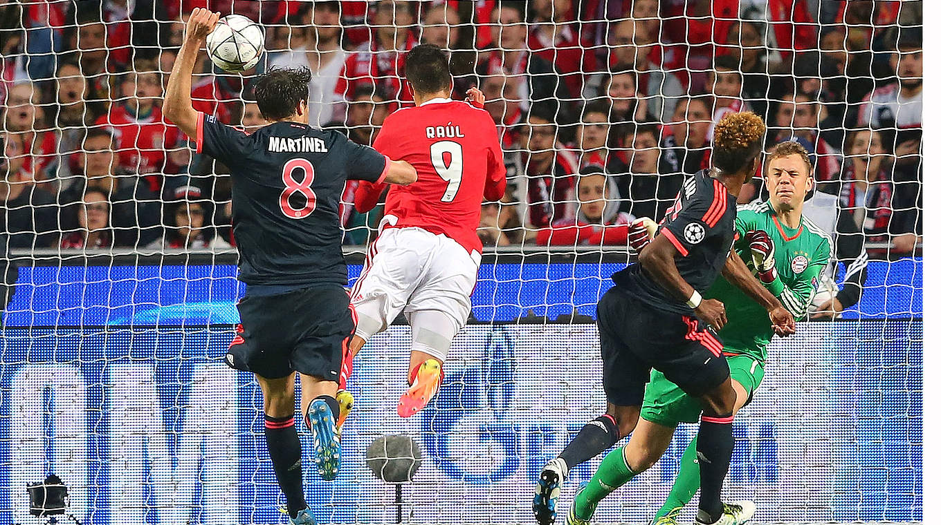 Raul Jimenez (m.) brachte Benfica Lissabon in der 32. Minute per Kopf in Führung. © 2016 Getty Images