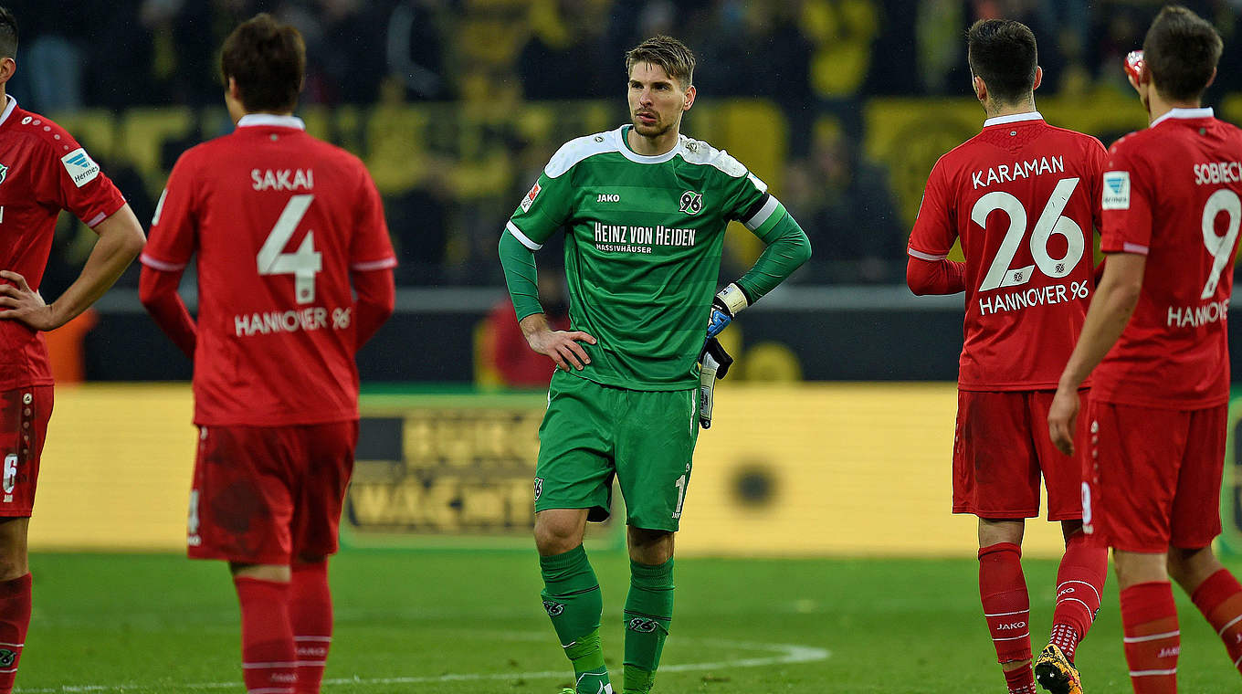 Kann drei wenig begehrte Rekorde holen: Ron-Robert Zieler (M.) mit Hannover 96 © PATRIK STOLLARZ/AFP/Getty Images