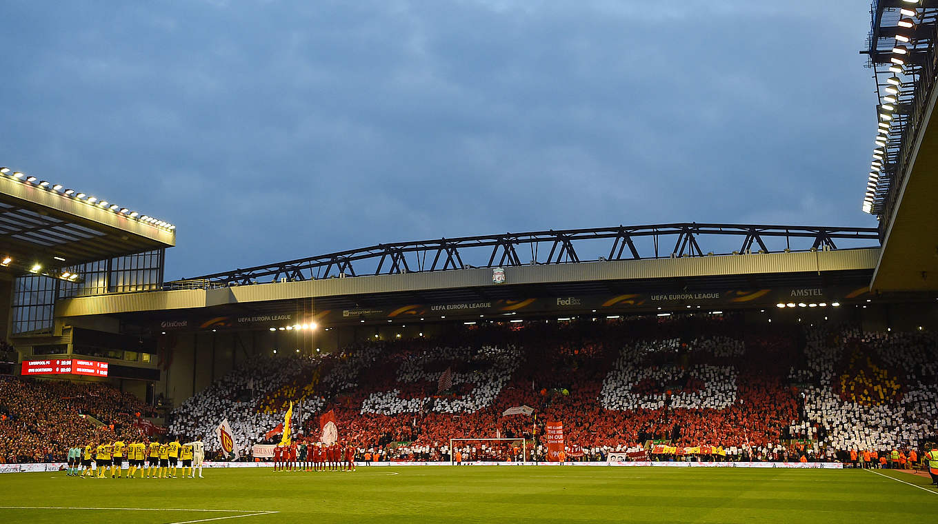 Bewegender Moment vor dem Anpfiff: Schweigeminute in Gedanken an die 96 Todesopfer der Hillsborough-Katastrophe. © 