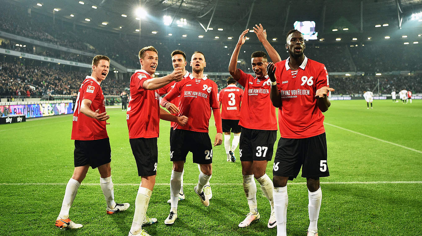 So schön kann jubeln sein: Hannover feiert den ersten Dreier seit sieben Wochen © 2016 Getty Images