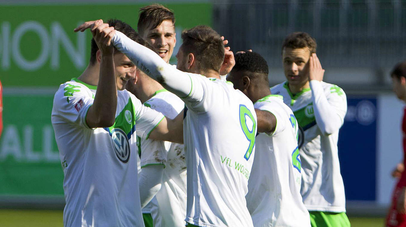 Schnürt bei Wolfsburgs Sieg ein Dreierpack: Dino Medjedovic (r.). © imago/foto2press