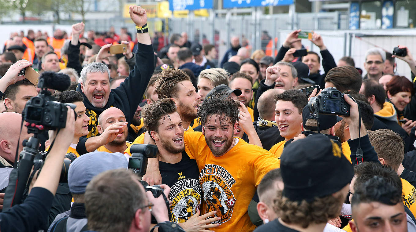 Aufstiegsfeier: Dresdens Kreuzer (l.) und Moll (r.) jubeln mit den Fans © 2016 Getty Images