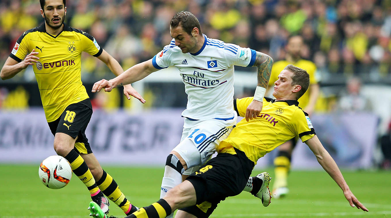 Im Zweikampf: Hamburgs Lasogga (M.) und BVB-Akteur Bender (r.) © 2016 Getty Images